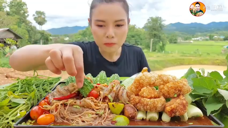 泰国吃播沙拉姐_凉拌鲜虾  缘分  脆皮五花肉