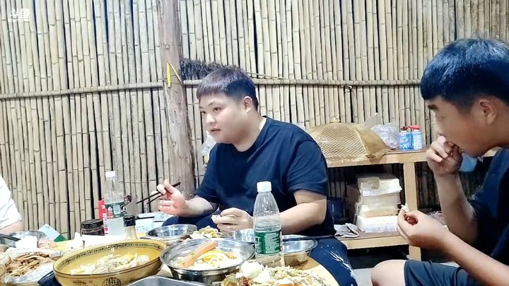 思域哥今天胃口好啊，吃了快一个小时了，还是今天菜好吃啊