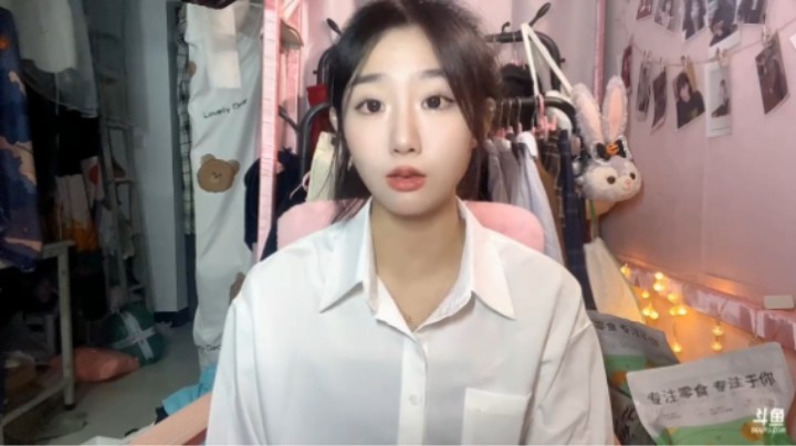 百百美女在大学宿舍直播聊天真快乐啊