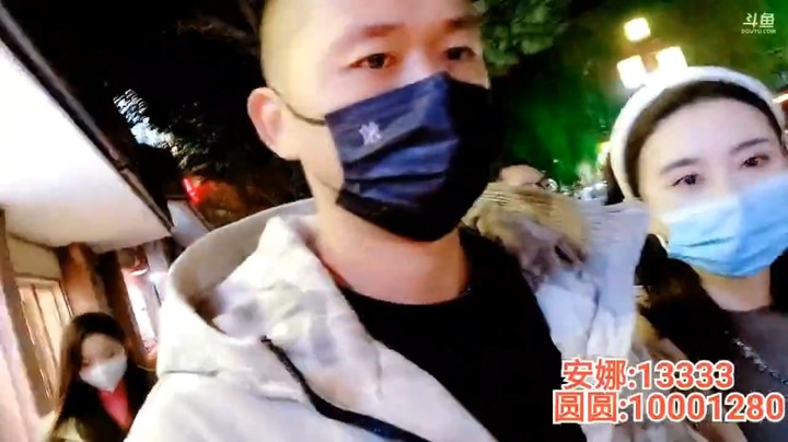 肖哥和美女娜娜等人逛街，娜娜裙子好看，男水友很帅气啊
