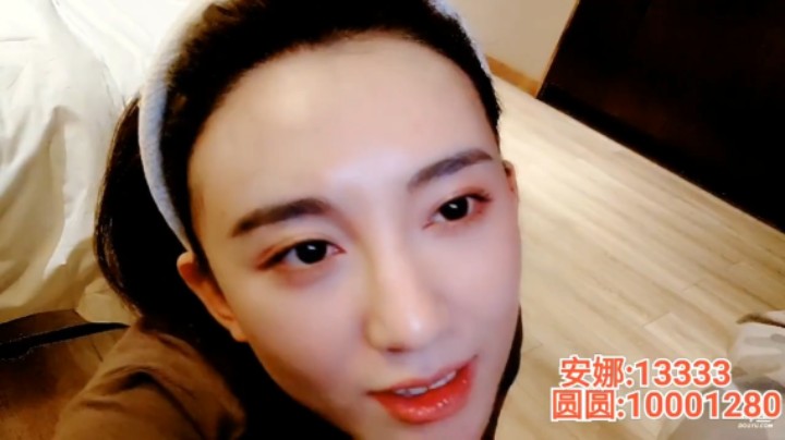 肖哥在想玩什么游戏，娜姐站累了就蹲着啊