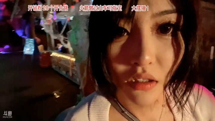 美女九歌在游乐园吃大烤肠，看起来很美味啊