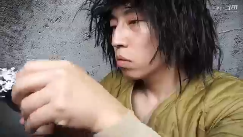 韩国乞丐小花哥吃紫菜包饭大腌萝卜
