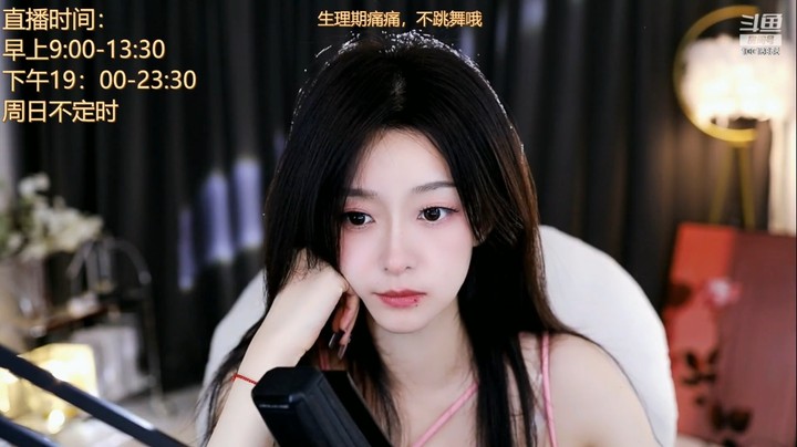 美女桃子粉色衣服配粉色妆真好看啊