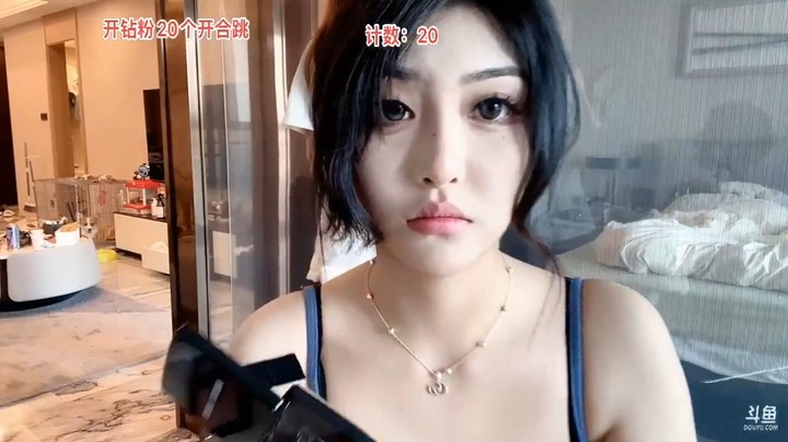 美女九歌化妆完要出去玩了，真不错啊