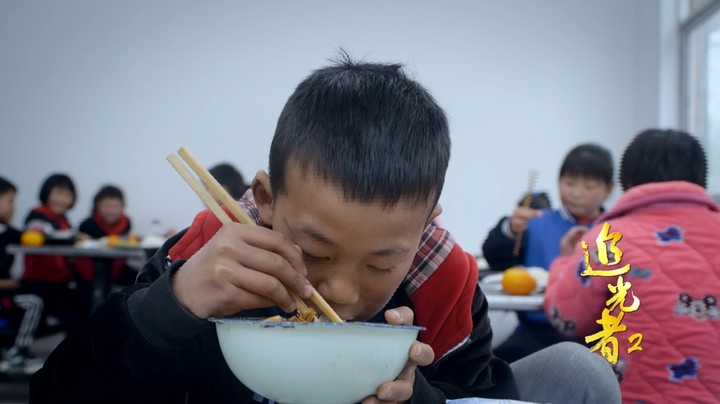 《80后的白发校长爷爷》