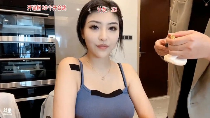 美女九歌在房间里化妆，还有化妆师帮忙，真是肤白貌美啊