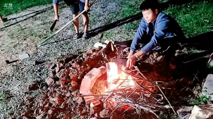 浩哥烧火做蒸汽鸡，三娃找老魔王聊天问他会不会爆炸