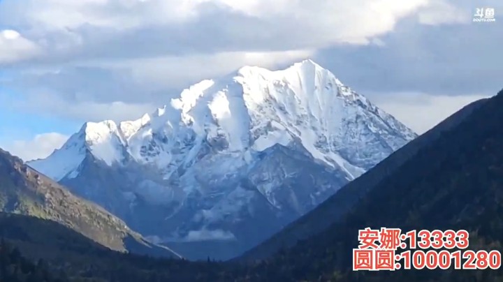 肖哥和美女娜娜等人拍摄雪山，太阳照射就是日照金山了
