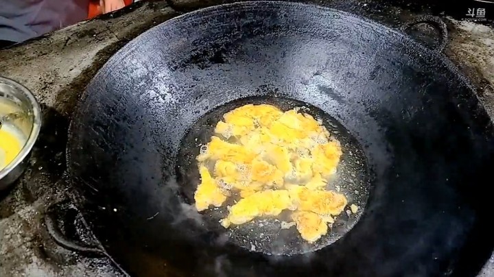 浩哥煮鸡蛋面，先煎蛋