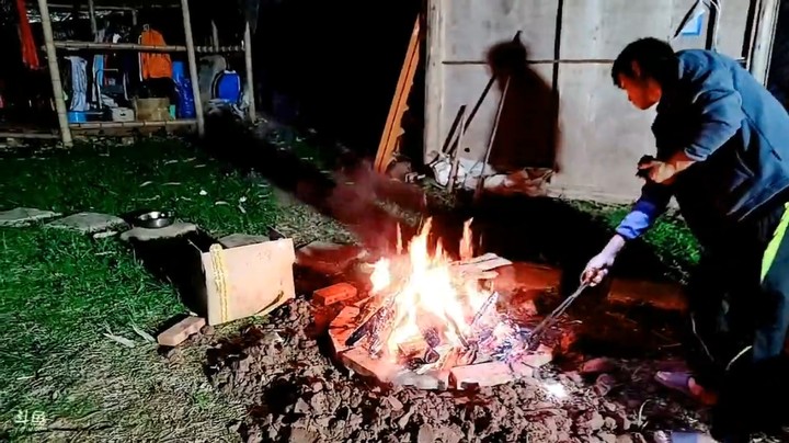 浩哥烧火做蒸汽鸡，大家以为是篝火晚会啊