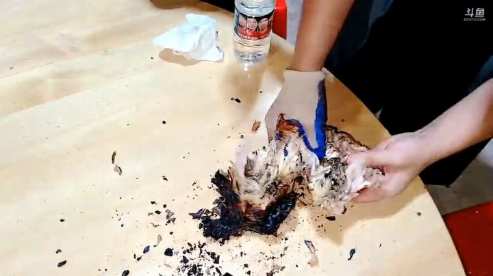 浩哥等人吃炭烤鸡，外焦里嫩很美味啊
