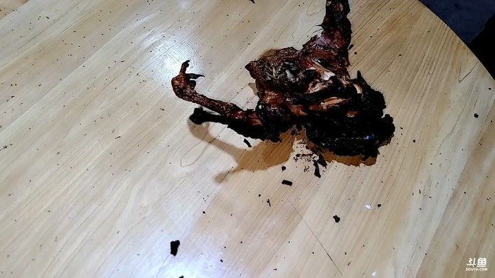 浩哥第一次做的蒸汽鸡终于出炉了，大哥不说还要等九点打开，鸡焦黑了，看起来就有食欲
