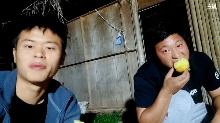 浩哥和三娃吃土豆，好吃的一匹