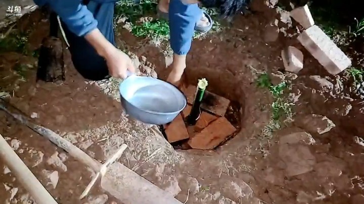 浩哥解释如何做“蒸汽鸡”，三哥和周公子好像听懂了