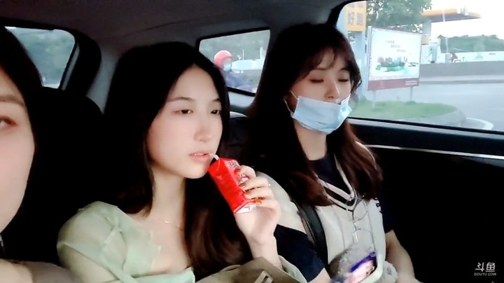 浩哥接三个女主播来基地玩，中间的美女很有女人味啊