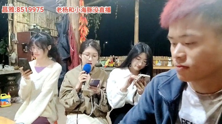 浩哥在基地听美女唱情歌，真好听啊