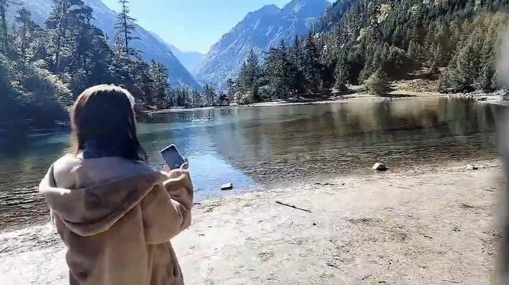 肖哥在月亮湖旅游，大家又吃狗粮了啊