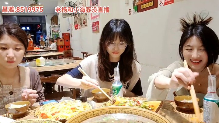浩哥和美女吃饭聊的来啊，美女胃口很好