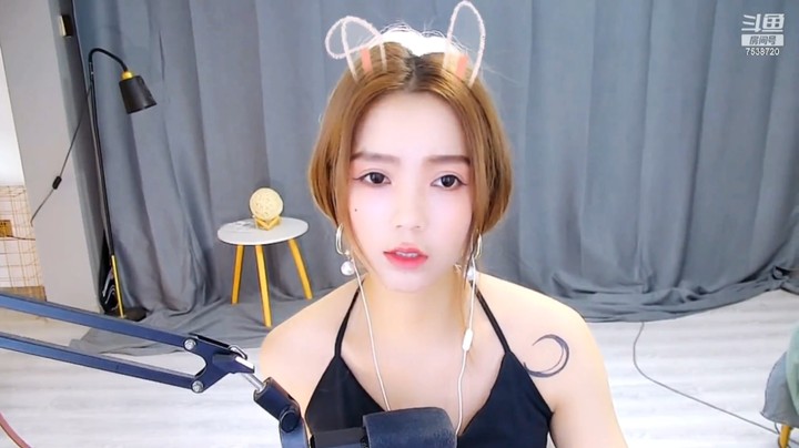 小姐姐唱歌还挺好听的