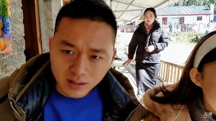 开车了，肖哥早上吃早餐聊天了