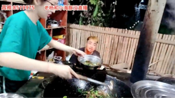 美女做菜还是很厉害的，看起来很好吃啊
