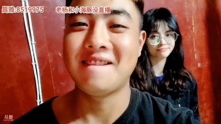 吃完饭玩游戏，周公子和美女一起大家说有夫妻相