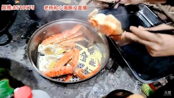 浩哥的帝王蟹出炉了，美女做菜很熟练