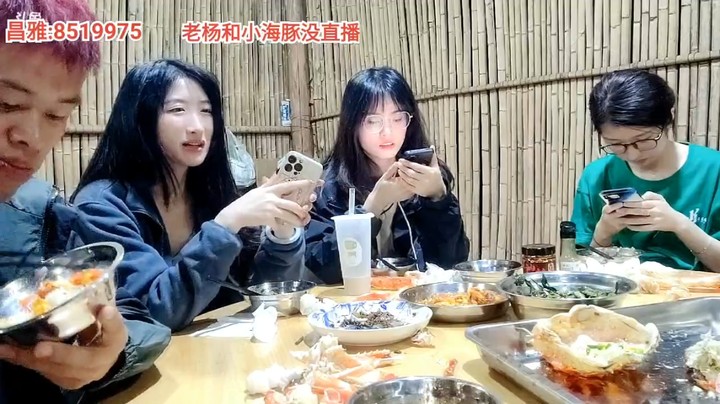 美女都吃完很久了，浩哥还在吃，没吃饱还是太好吃了啊