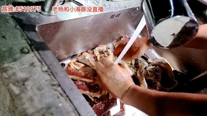 浩哥花式清洗帝王蟹，大家说浪费了帝王蟹啊