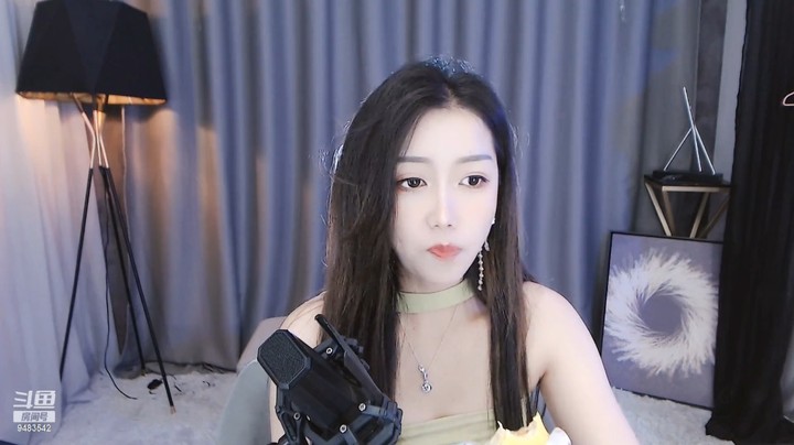 梦仙美女今天这衣服挺好看的，吃播把我看饿了啊