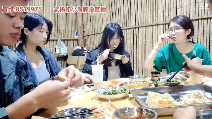 浩哥和美女开始吃完饭，这帝王蟹最后还是靠浩哥吃完