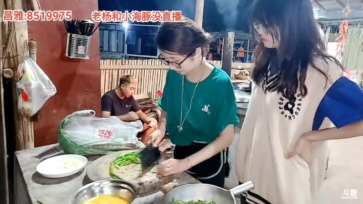浩哥看美女切菜，美女饿了吃零食