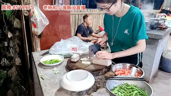 浩哥说现在生活好，吃点帝王蟹，体验一下穷苦生活，忆苦思甜