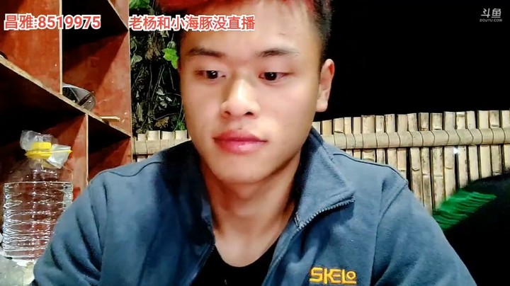 浩哥和曼瑶在聊天，结果呆妹把他们聊天记录在直播