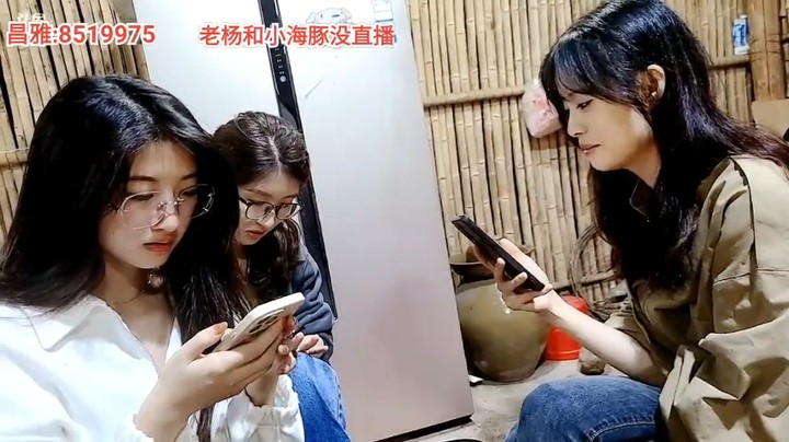 美女模了周公子的脚，感觉不干净了，味道太大啊