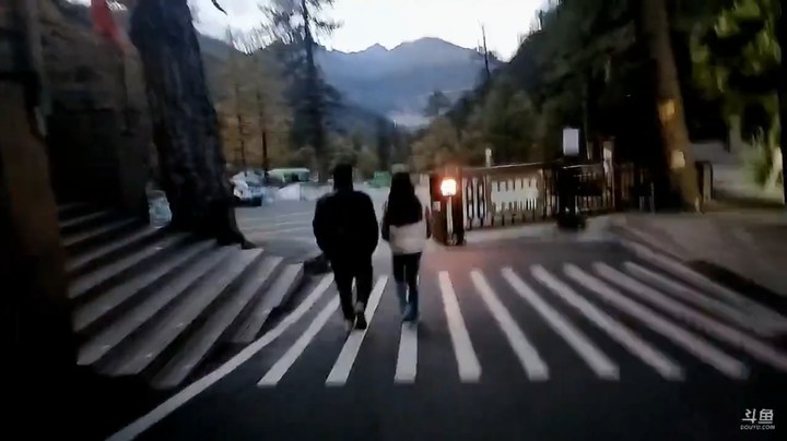 肖哥和大家在稻城亚丁游玩，天黑就下山回去了
