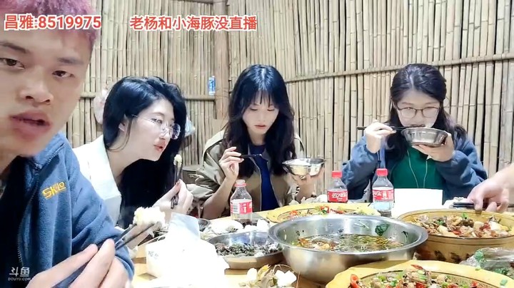 浩哥和美女吃饭吃的非常有味，三娃和鸡功不可没啊