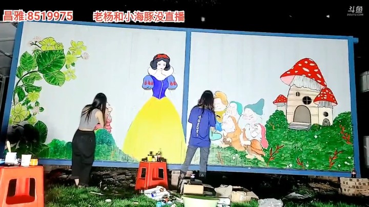 浩哥看三个美女天黑了还在画画，敬业啊