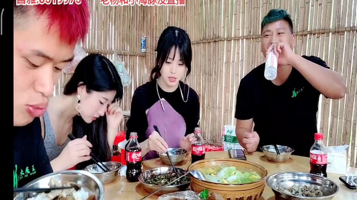 浩哥和美女一起吃午饭，大哥说看起来很朴素啊