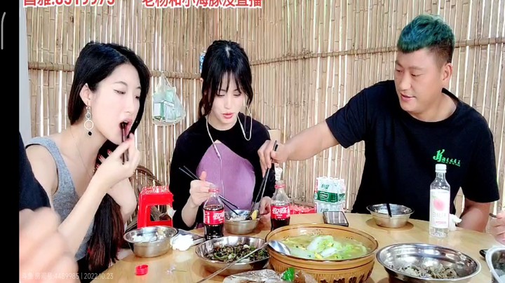 下午2点多浩哥和美女们开始吃午饭，美女做的茄子看起来不错