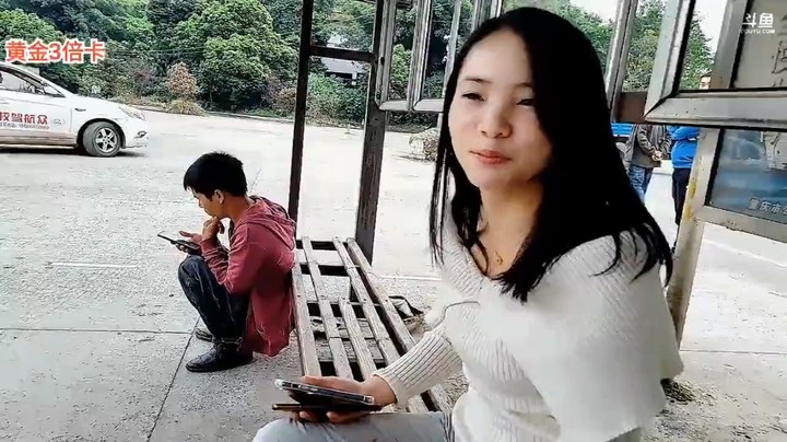 牙牙带着女朋友来考驾照，结果开车技术不过关，让大家很生气哈哈哈
