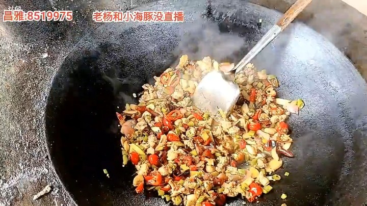 昨天剩下了兔子肉和鸡肉，今天加热继续吃