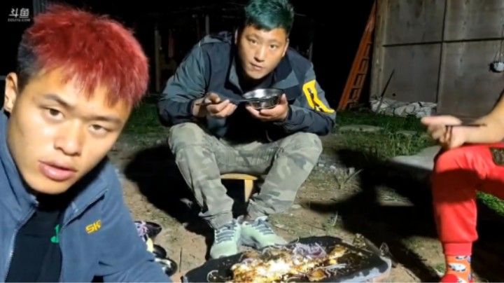 浩哥三娃周公子吃烤鱼，这是墓碑烤鱼美滋滋啊