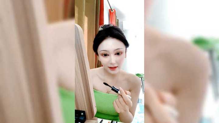 美女小姐姐化妆很认真，很仔细