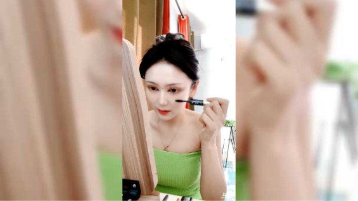 美女小姐姐直播化妆，看起来很专业，衣服好漂亮啊