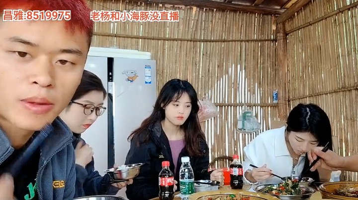 今天12点浩哥和女嘉宾吃饭了，今天吃剩菜不要煮所以很快