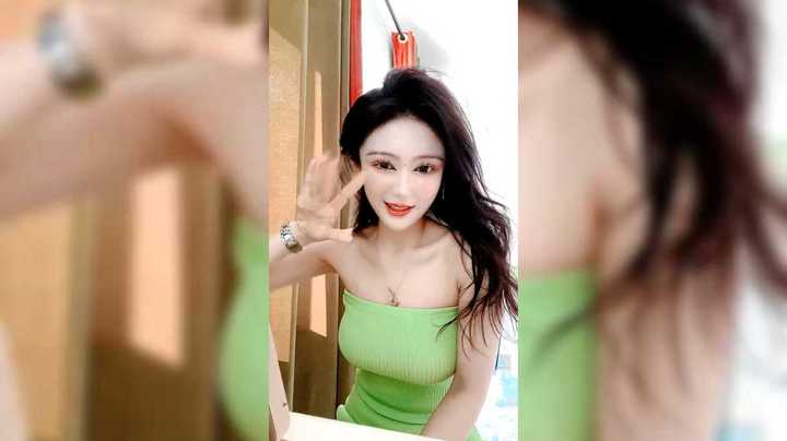 美女小姐姐终于化妆好了，头发散开很有女人味