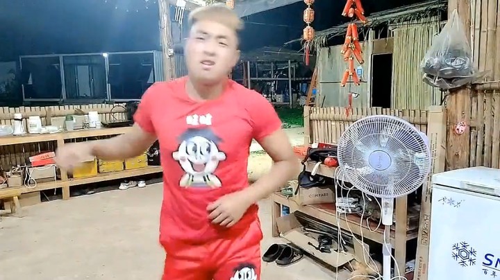 周公子穿旺仔衣服表演真是精彩，这就是专业啊