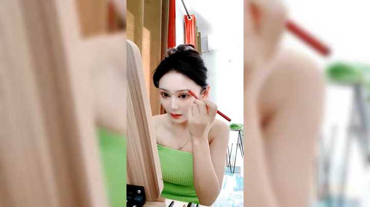 小姐姐化妆毫不含糊，能说会道真不错